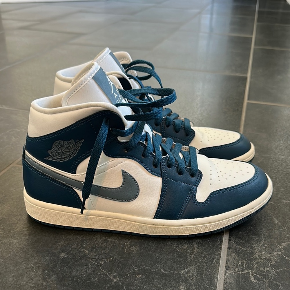 Women’s Nike Air Jordan 1 Mid Sneakers